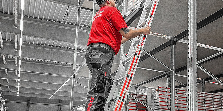 Steigtechnik-Wissen wie man eine Stufenschiebeleiter einsetzt. 