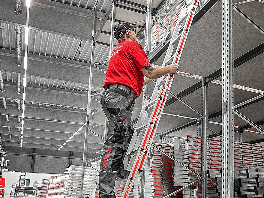 Steigtechnik-Wissen wie man eine Stufenschiebeleiter einsetzt. 